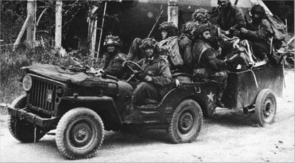 Britiske soldater i jeep fra ww2